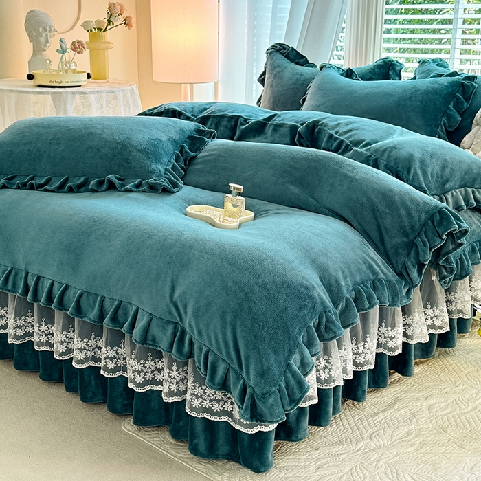 91家纺网 家纺一手货源 找家纺 优家居 2025秋冬高克重牛奶绒床裙款四件套纯色蕾丝边花边刺绣法式公主风床裙款被套 灰湖绿