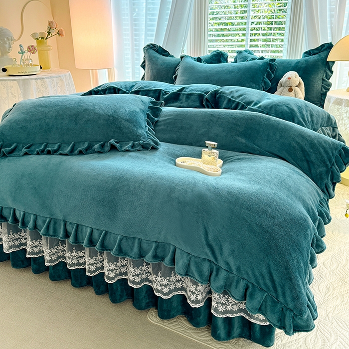 91家纺网 家纺一手货源 找家纺 优家居 2025秋冬高克重牛奶绒床裙款四件套纯色蕾丝边花边刺绣法式公主风床裙款被套 灰湖绿