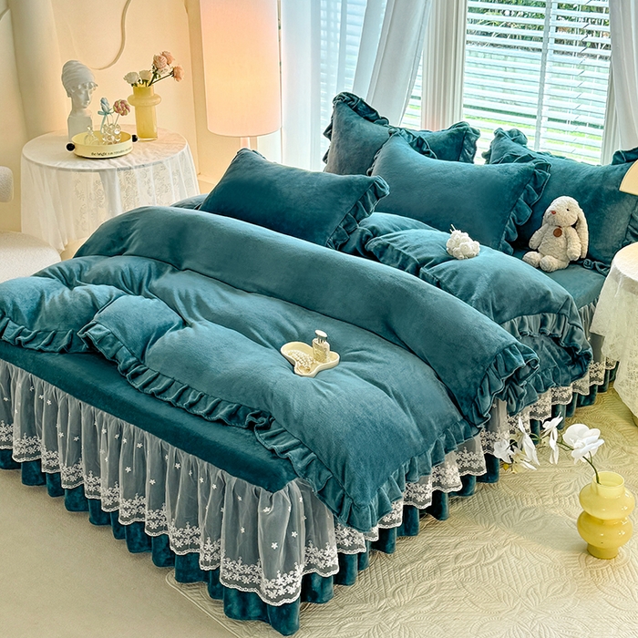 91家纺网 家纺一手货源 找家纺 优家居 2025秋冬高克重牛奶绒床裙款四件套纯色蕾丝边花边刺绣法式公主风床裙款被套 灰湖绿