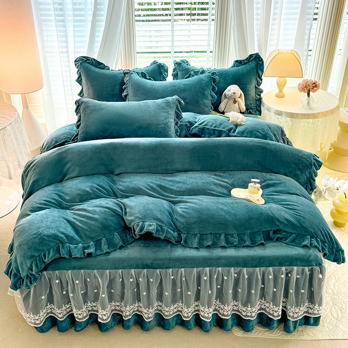 91家纺网 家纺一手货源 找家纺 优家居 2025秋冬高克重牛奶绒床裙款四件套纯色蕾丝边花边刺绣法式公主风床裙款被套 灰湖绿