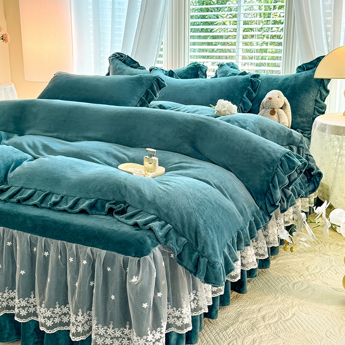 91家纺网 家纺一手货源 找家纺 优家居 2025秋冬高克重牛奶绒床裙款四件套纯色蕾丝边花边刺绣法式公主风床裙款被套 灰湖绿