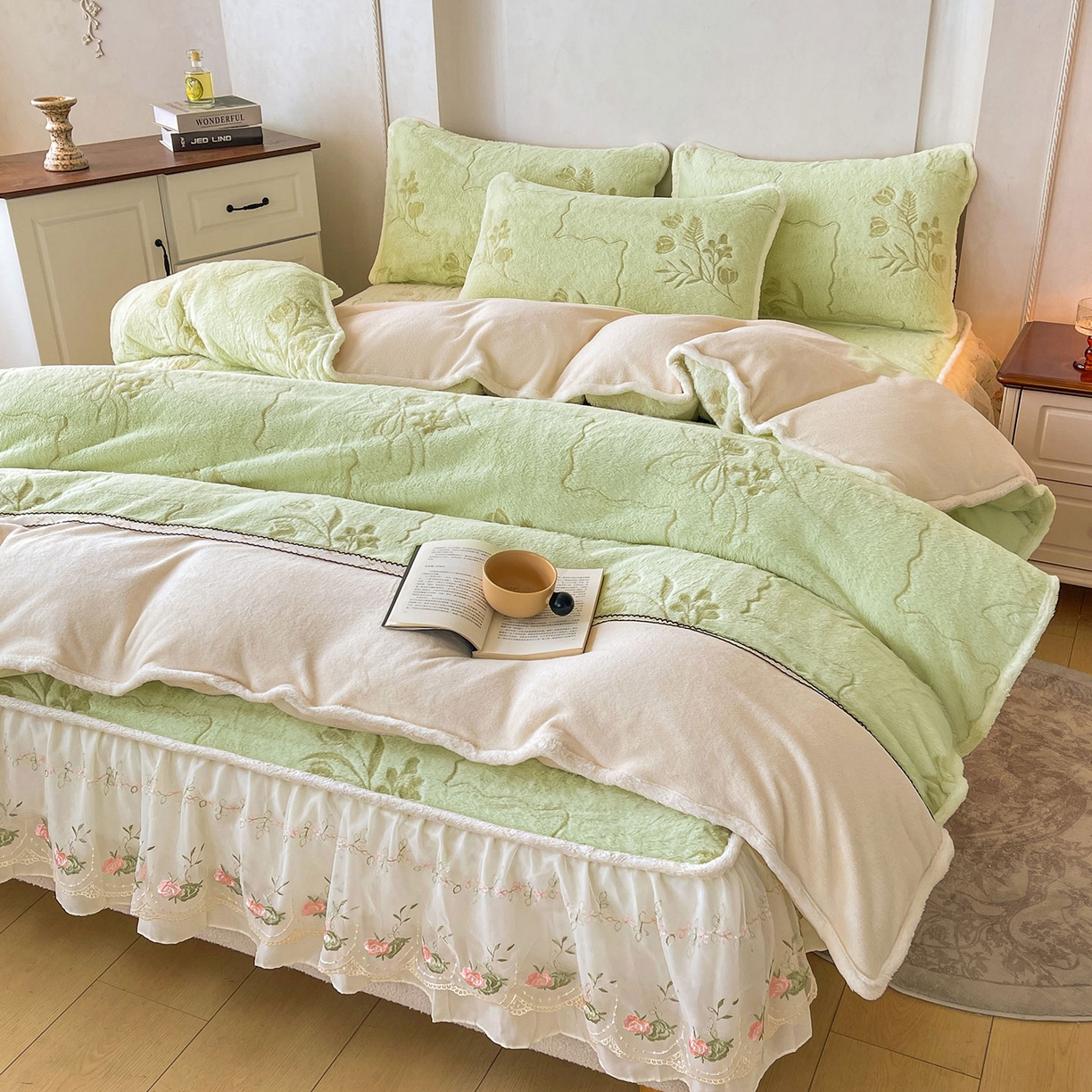 91家纺网 家纺一手货源 找家纺 （总）眠势力 2025新款兔毛绒雕花四件套冬季兔兔绒加绒被套床裙款床笠套件带刺绣花边