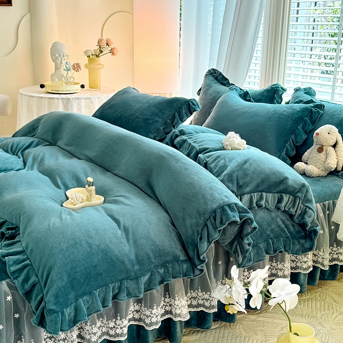 91家纺网 家纺一手货源 找家纺 优家居 2025秋冬高克重牛奶绒床裙款四件套纯色蕾丝边花边刺绣法式公主风床裙款被套 灰湖绿