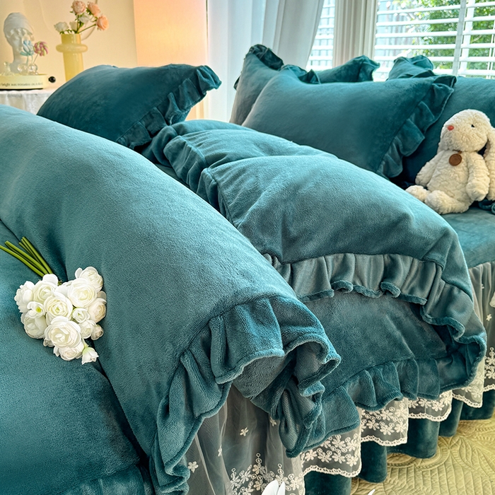 91家纺网 家纺一手货源 找家纺 优家居 2025秋冬高克重牛奶绒床裙款四件套纯色蕾丝边花边刺绣法式公主风床裙款被套 灰湖绿