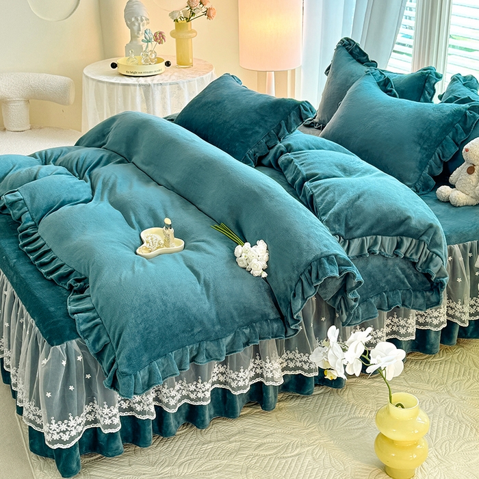 91家纺网 家纺一手货源 找家纺 优家居 2025秋冬高克重牛奶绒床裙款四件套纯色蕾丝边花边刺绣法式公主风床裙款被套 灰湖绿