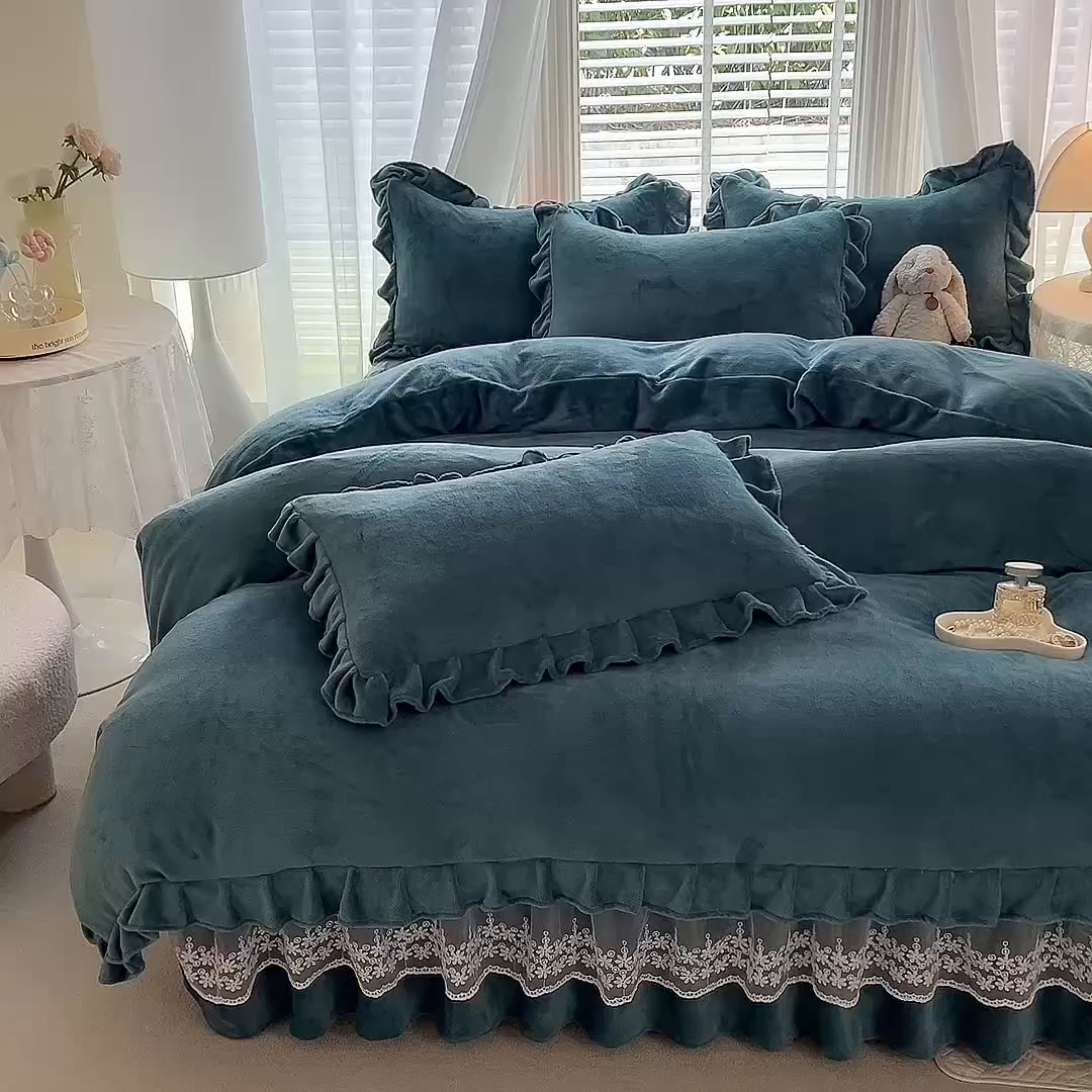 91家纺网 家纺一手货源 找家纺 优家居 2025秋冬高克重牛奶绒床裙款四件套纯色蕾丝边花边刺绣法式公主风床裙款被套 灰湖绿