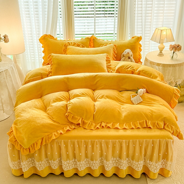 91家纺网 家纺一手货源 找家纺 优家居 2025秋冬高克重牛奶绒床裙款四件套纯色蕾丝边花边刺绣法式公主风床裙款被套 奶酪黄