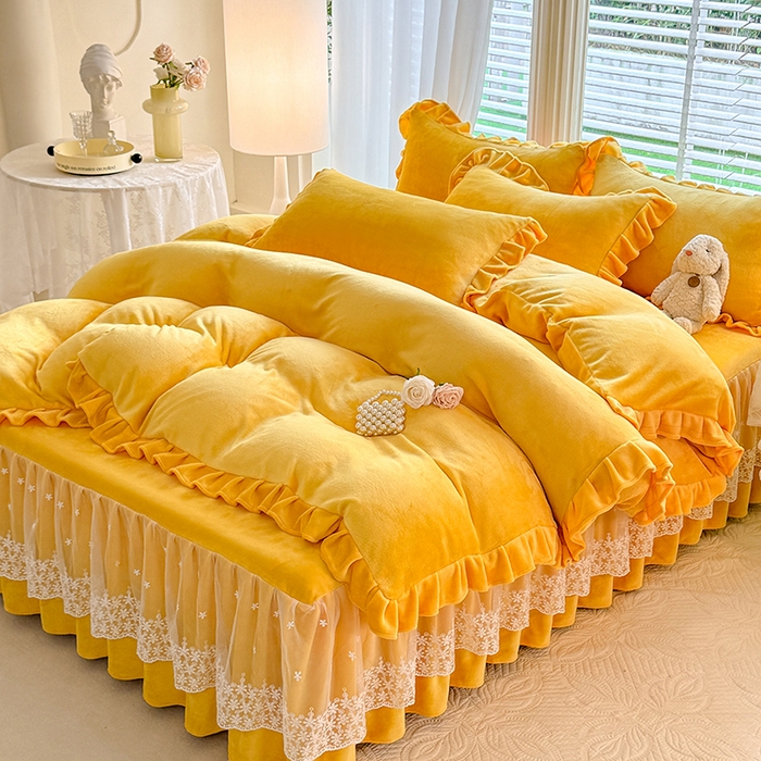 91家纺网 家纺一手货源 找家纺 优家居 2025秋冬高克重牛奶绒床裙款四件套纯色蕾丝边花边刺绣法式公主风床裙款被套 奶酪黄