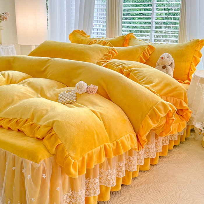 91家纺网 家纺一手货源 找家纺 优家居 2025秋冬高克重牛奶绒床裙款四件套纯色蕾丝边花边刺绣法式公主风床裙款被套 奶酪黄