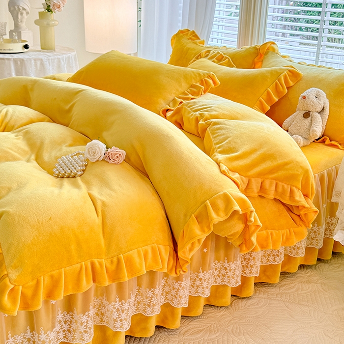 91家纺网 家纺一手货源 找家纺 优家居 2025秋冬高克重牛奶绒床裙款四件套纯色蕾丝边花边刺绣法式公主风床裙款被套 奶酪黄