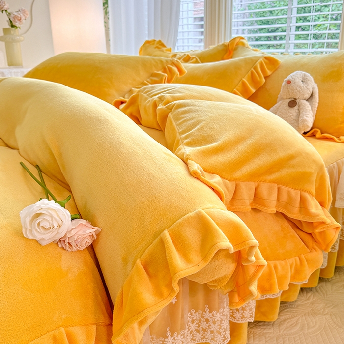 91家纺网 家纺一手货源 找家纺 优家居 2025秋冬高克重牛奶绒床裙款四件套纯色蕾丝边花边刺绣法式公主风床裙款被套 奶酪黄