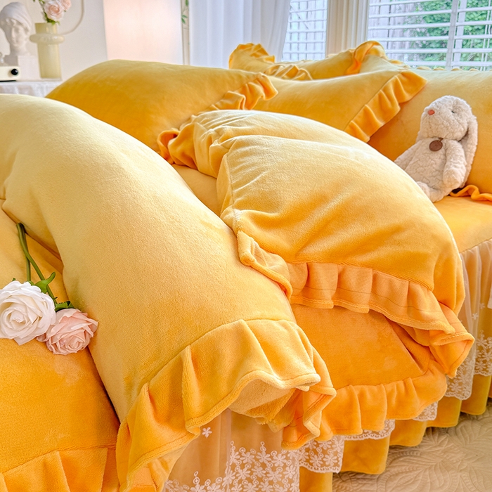 91家纺网 家纺一手货源 找家纺 优家居 2025秋冬高克重牛奶绒床裙款四件套纯色蕾丝边花边刺绣法式公主风床裙款被套 奶酪黄