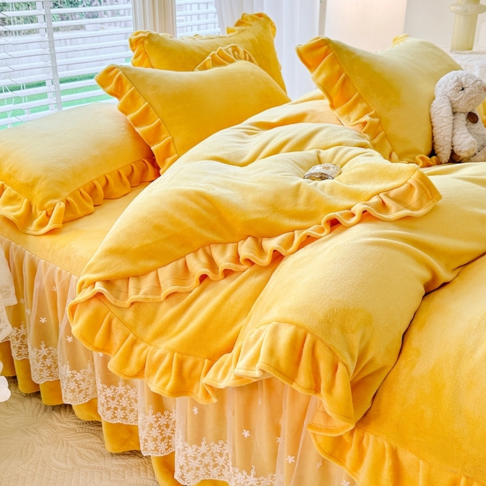 91家纺网 家纺一手货源 找家纺 优家居 2025秋冬高克重牛奶绒床裙款四件套纯色蕾丝边花边刺绣法式公主风床裙款被套 奶酪黄