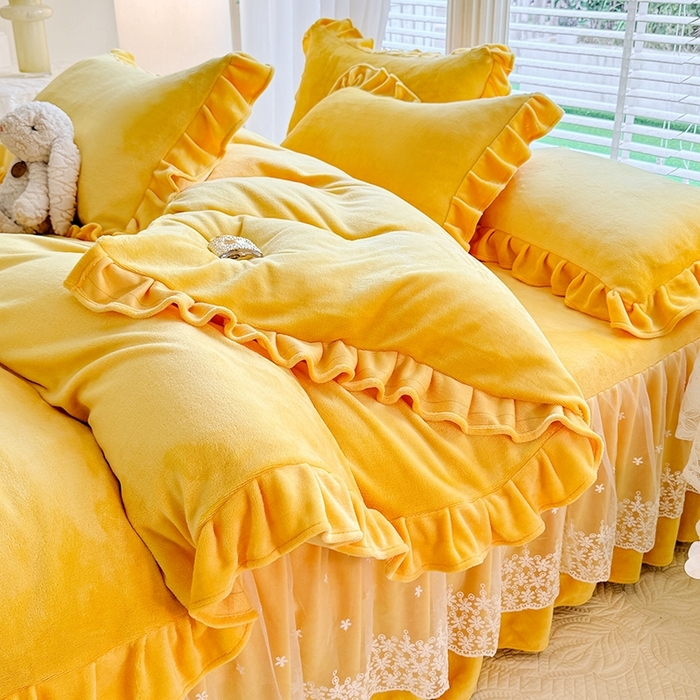 91家纺网 家纺一手货源 找家纺 优家居 2025秋冬高克重牛奶绒床裙款四件套纯色蕾丝边花边刺绣法式公主风床裙款被套 奶酪黄