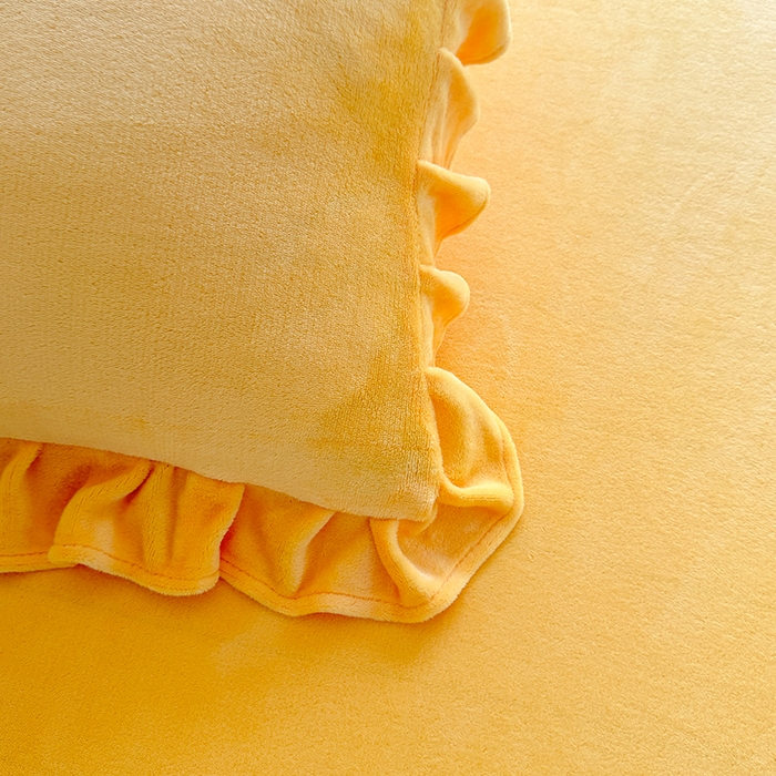 91家纺网 家纺一手货源 找家纺 优家居 2025秋冬高克重牛奶绒床裙款四件套纯色蕾丝边花边刺绣法式公主风床裙款被套 奶酪黄