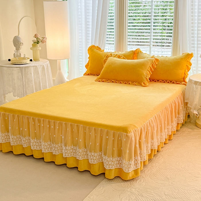 91家纺网 家纺一手货源 找家纺 优家居 2025秋冬高克重牛奶绒床裙款四件套纯色蕾丝边花边刺绣法式公主风床裙款被套 奶酪黄