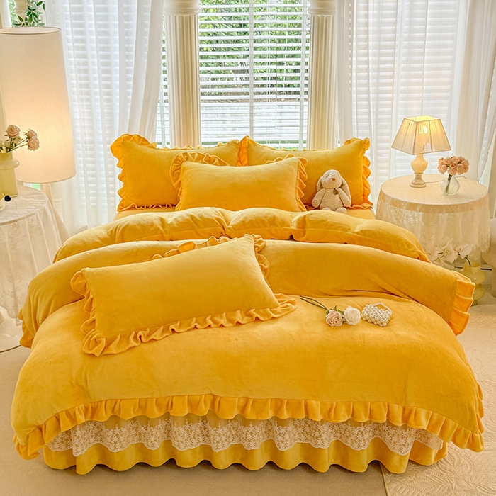 91家纺网 家纺一手货源 找家纺 优家居 2025秋冬高克重牛奶绒床裙款四件套纯色蕾丝边花边刺绣法式公主风床裙款被套 奶酪黄