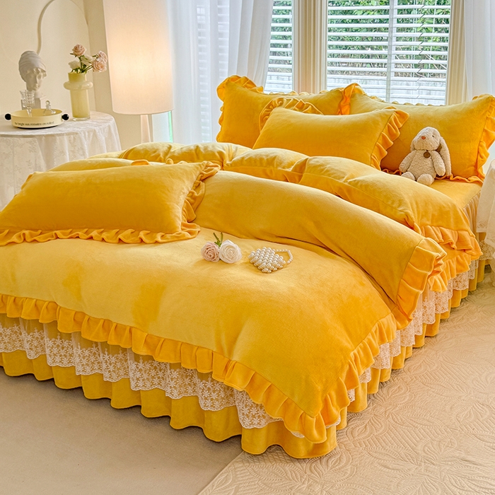 91家纺网 家纺一手货源 找家纺 优家居 2025秋冬高克重牛奶绒床裙款四件套纯色蕾丝边花边刺绣法式公主风床裙款被套 奶酪黄