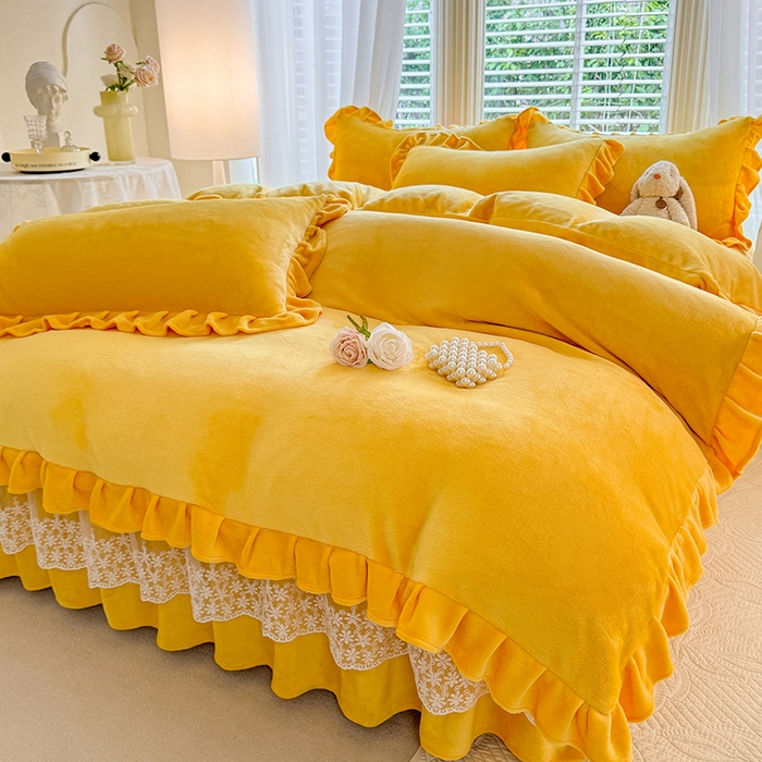 91家纺网 家纺一手货源 找家纺 优家居 2025秋冬高克重牛奶绒床裙款四件套纯色蕾丝边花边刺绣法式公主风床裙款被套 奶酪黄