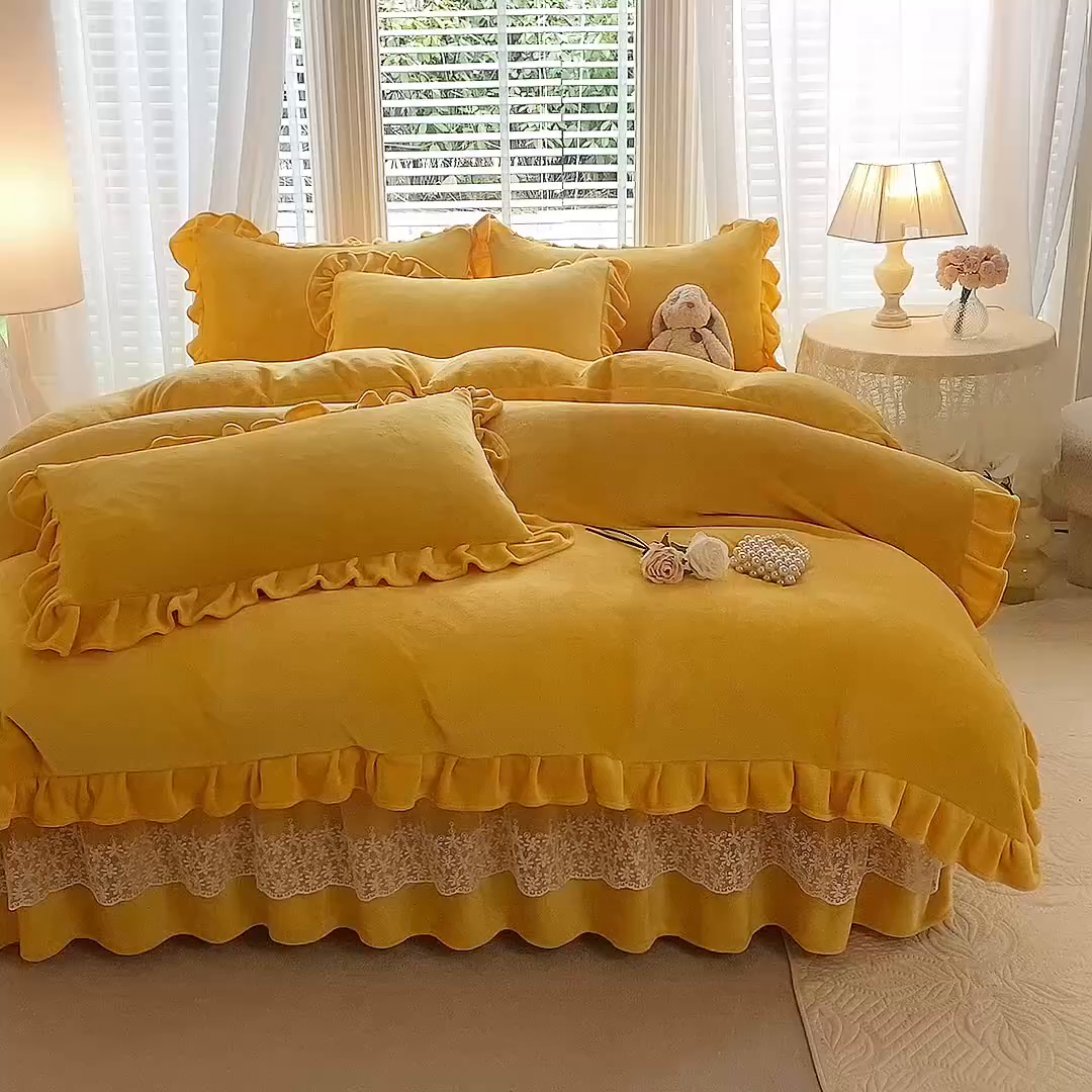 91家纺网 家纺一手货源 找家纺 优家居 2025秋冬高克重牛奶绒床裙款四件套纯色蕾丝边花边刺绣法式公主风床裙款被套 奶酪黄