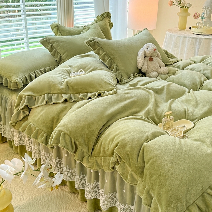 91家纺网 家纺一手货源 找家纺 优家居 2025秋冬高克重牛奶绒床裙款四件套纯色蕾丝边花边刺绣法式公主风床裙款被套 清新绿