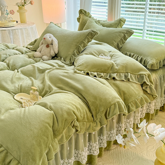 91家纺网 家纺一手货源 找家纺 优家居 2025秋冬高克重牛奶绒床裙款四件套纯色蕾丝边花边刺绣法式公主风床裙款被套 清新绿