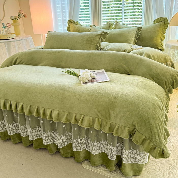 91家纺网 家纺一手货源 找家纺 优家居 2025秋冬高克重牛奶绒床裙款四件套纯色蕾丝边花边刺绣法式公主风床裙款被套 清新绿