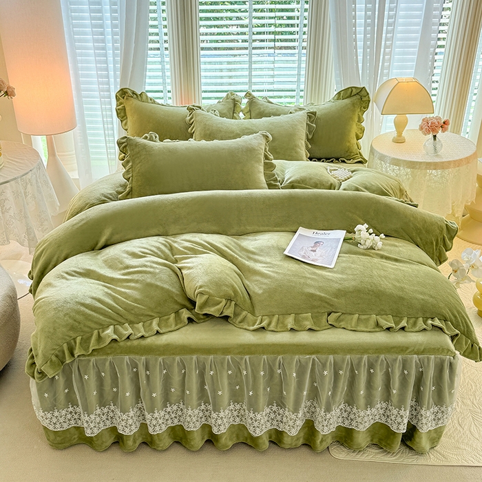91家纺网 家纺一手货源 找家纺 优家居 2025秋冬高克重牛奶绒床裙款四件套纯色蕾丝边花边刺绣法式公主风床裙款被套 清新绿