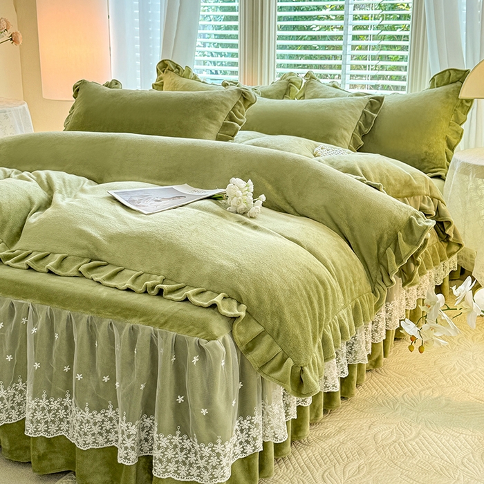 91家纺网 家纺一手货源 找家纺 优家居 2025秋冬高克重牛奶绒床裙款四件套纯色蕾丝边花边刺绣法式公主风床裙款被套 清新绿
