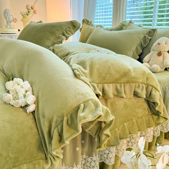 91家纺网 家纺一手货源 找家纺 优家居 2025秋冬高克重牛奶绒床裙款四件套纯色蕾丝边花边刺绣法式公主风床裙款被套 清新绿