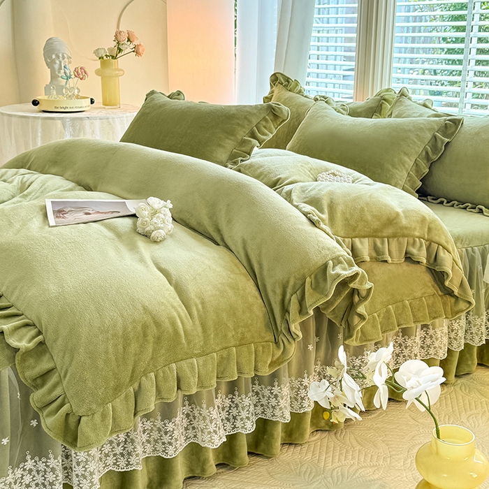 91家纺网 家纺一手货源 找家纺 优家居 2025秋冬高克重牛奶绒床裙款四件套纯色蕾丝边花边刺绣法式公主风床裙款被套 清新绿