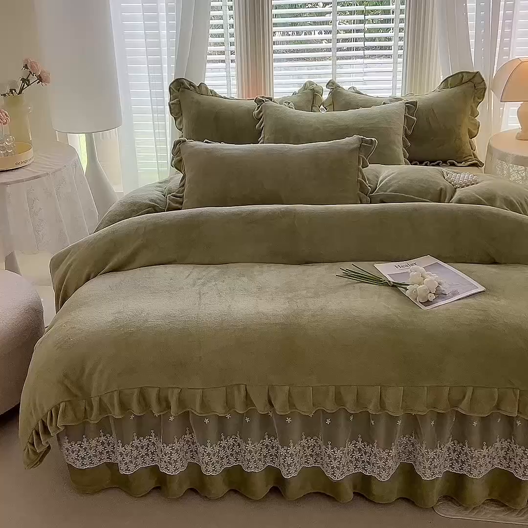 91家纺网 家纺一手货源 找家纺 优家居 2025秋冬高克重牛奶绒床裙款四件套纯色蕾丝边花边刺绣法式公主风床裙款被套 清新绿