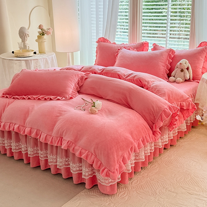 91家纺网 家纺一手货源 找家纺 优家居 2025秋冬高克重牛奶绒床裙款四件套纯色蕾丝边花边刺绣法式公主风床裙款被套 甜心粉