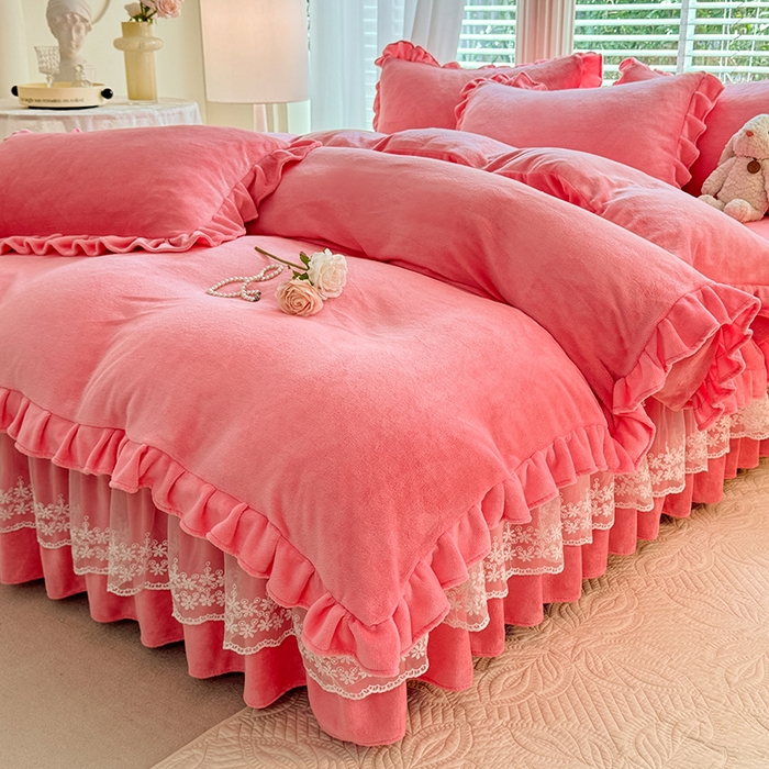 91家纺网 家纺一手货源 找家纺 优家居 2025秋冬高克重牛奶绒床裙款四件套纯色蕾丝边花边刺绣法式公主风床裙款被套 甜心粉