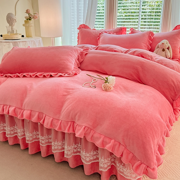91家纺网 家纺一手货源 找家纺 优家居 2025秋冬高克重牛奶绒床裙款四件套纯色蕾丝边花边刺绣法式公主风床裙款被套 甜心粉