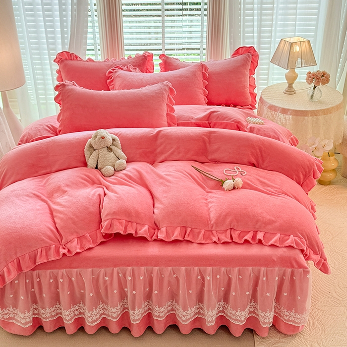 91家纺网 家纺一手货源 找家纺 优家居 2025秋冬高克重牛奶绒床裙款四件套纯色蕾丝边花边刺绣法式公主风床裙款被套 甜心粉