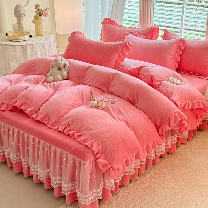91家纺网 家纺一手货源 找家纺 优家居 2025秋冬高克重牛奶绒床裙款四件套纯色蕾丝边花边刺绣法式公主风床裙款被套 甜心粉