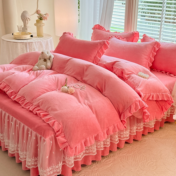 91家纺网 家纺一手货源 找家纺 优家居 2025秋冬高克重牛奶绒床裙款四件套纯色蕾丝边花边刺绣法式公主风床裙款被套 甜心粉