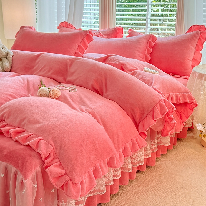 91家纺网 家纺一手货源 找家纺 优家居 2025秋冬高克重牛奶绒床裙款四件套纯色蕾丝边花边刺绣法式公主风床裙款被套 甜心粉