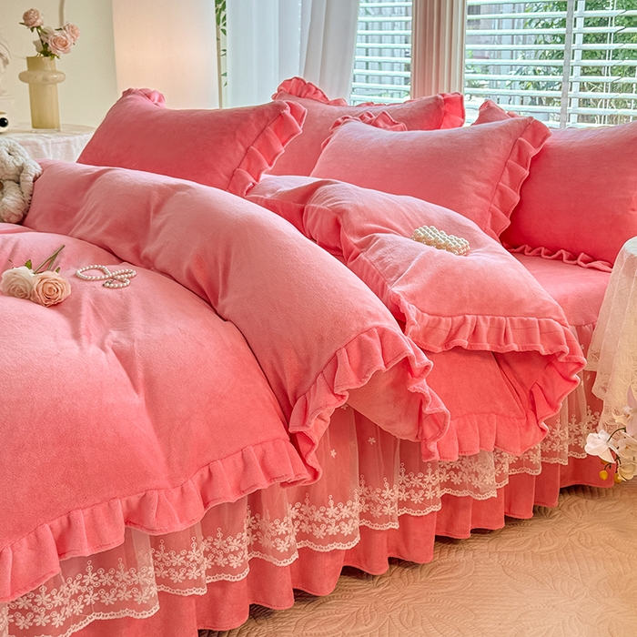 91家纺网 家纺一手货源 找家纺 优家居 2025秋冬高克重牛奶绒床裙款四件套纯色蕾丝边花边刺绣法式公主风床裙款被套 甜心粉