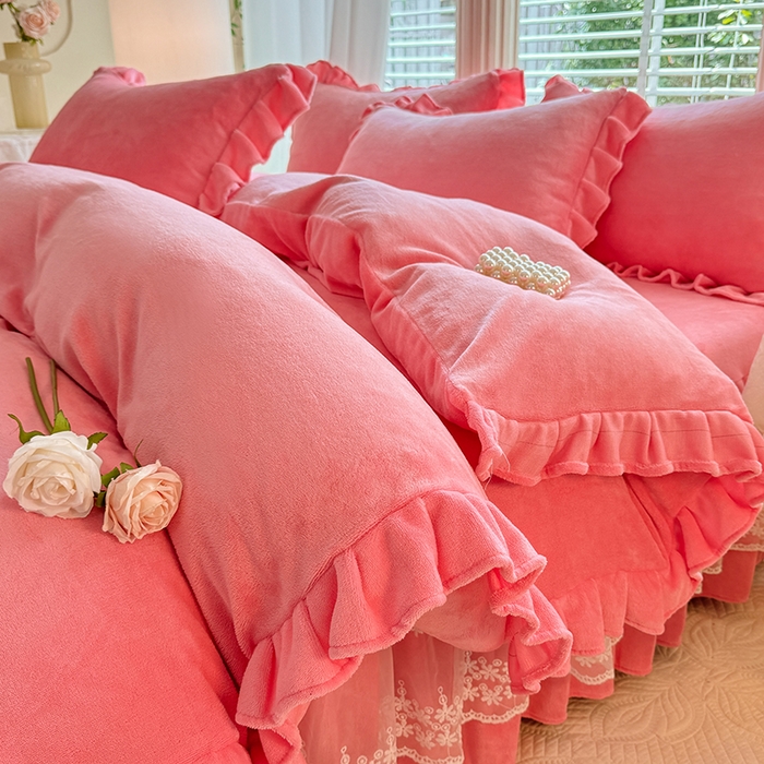91家纺网 家纺一手货源 找家纺 优家居 2025秋冬高克重牛奶绒床裙款四件套纯色蕾丝边花边刺绣法式公主风床裙款被套 甜心粉