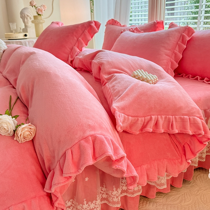 91家纺网 家纺一手货源 找家纺 优家居 2025秋冬高克重牛奶绒床裙款四件套纯色蕾丝边花边刺绣法式公主风床裙款被套 甜心粉