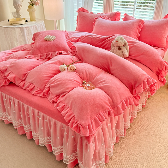 91家纺网 家纺一手货源 找家纺 优家居 2025秋冬高克重牛奶绒床裙款四件套纯色蕾丝边花边刺绣法式公主风床裙款被套 甜心粉