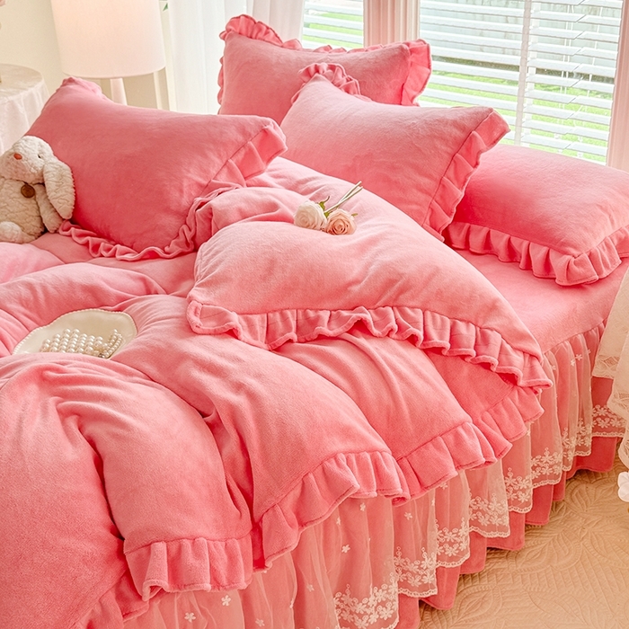 91家纺网 家纺一手货源 找家纺 优家居 2025秋冬高克重牛奶绒床裙款四件套纯色蕾丝边花边刺绣法式公主风床裙款被套 甜心粉