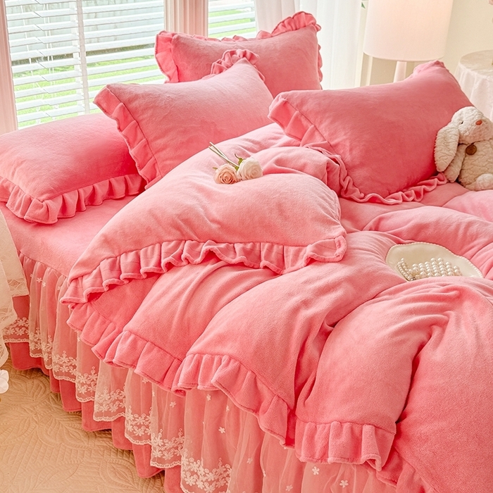 91家纺网 家纺一手货源 找家纺 优家居 2025秋冬高克重牛奶绒床裙款四件套纯色蕾丝边花边刺绣法式公主风床裙款被套 甜心粉