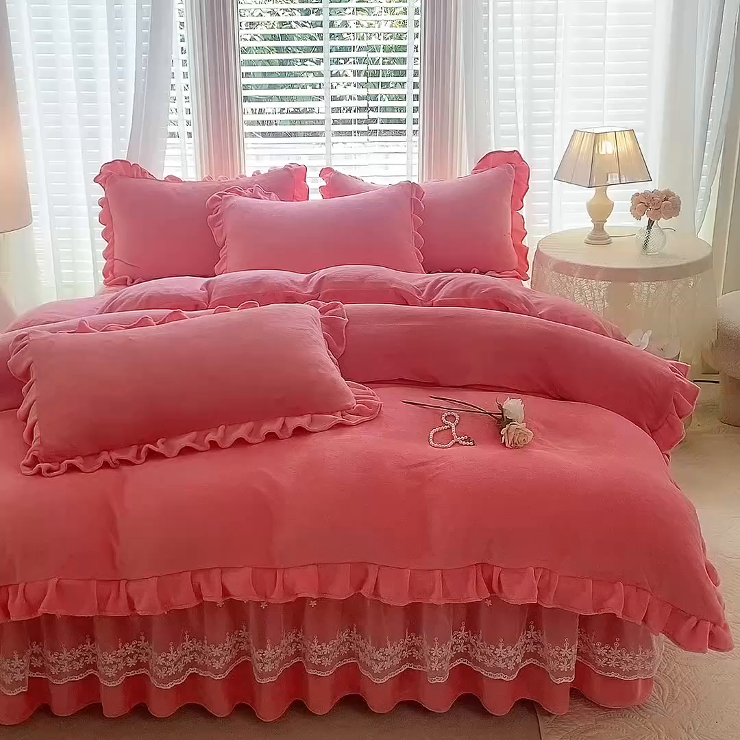 91家纺网 家纺一手货源 找家纺 优家居 2025秋冬高克重牛奶绒床裙款四件套纯色蕾丝边花边刺绣法式公主风床裙款被套 甜心粉