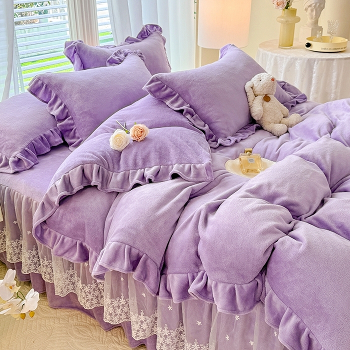 91家纺网 家纺一手货源 找家纺 优家居 2025秋冬高克重牛奶绒床裙款四件套纯色蕾丝边花边刺绣法式公主风床裙款被套 香芋紫