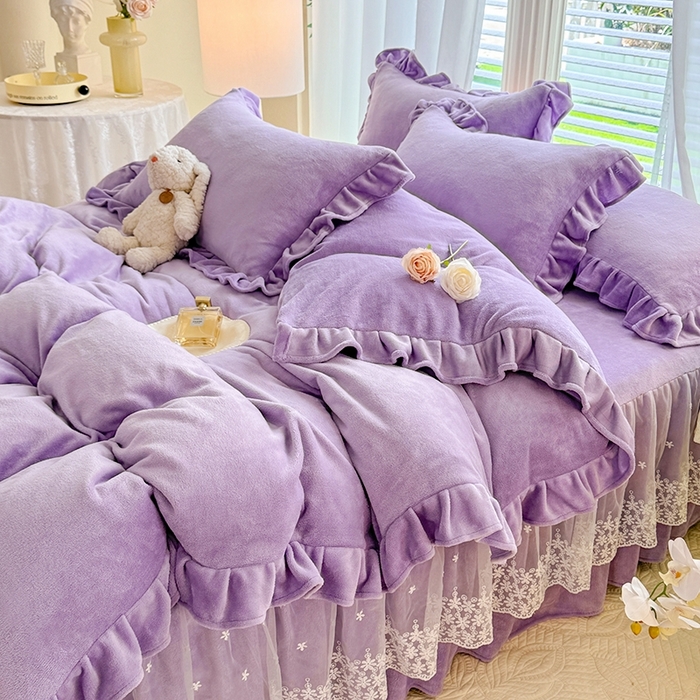 91家纺网 家纺一手货源 找家纺 优家居 2025秋冬高克重牛奶绒床裙款四件套纯色蕾丝边花边刺绣法式公主风床裙款被套 香芋紫