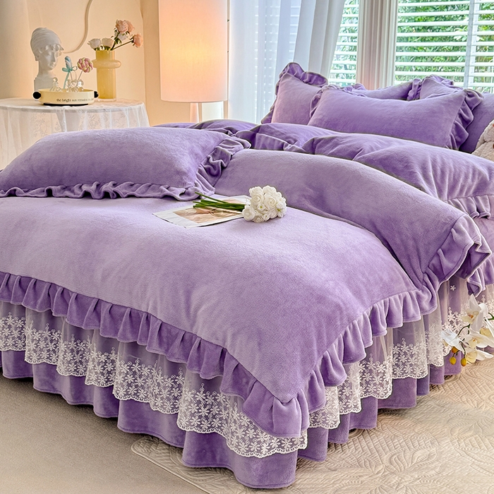 91家纺网 家纺一手货源 找家纺 优家居 2025秋冬高克重牛奶绒床裙款四件套纯色蕾丝边花边刺绣法式公主风床裙款被套 香芋紫