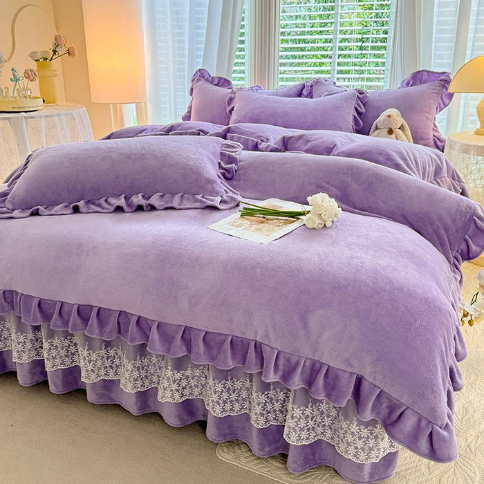 91家纺网 家纺一手货源 找家纺 优家居 2025秋冬高克重牛奶绒床裙款四件套纯色蕾丝边花边刺绣法式公主风床裙款被套 香芋紫